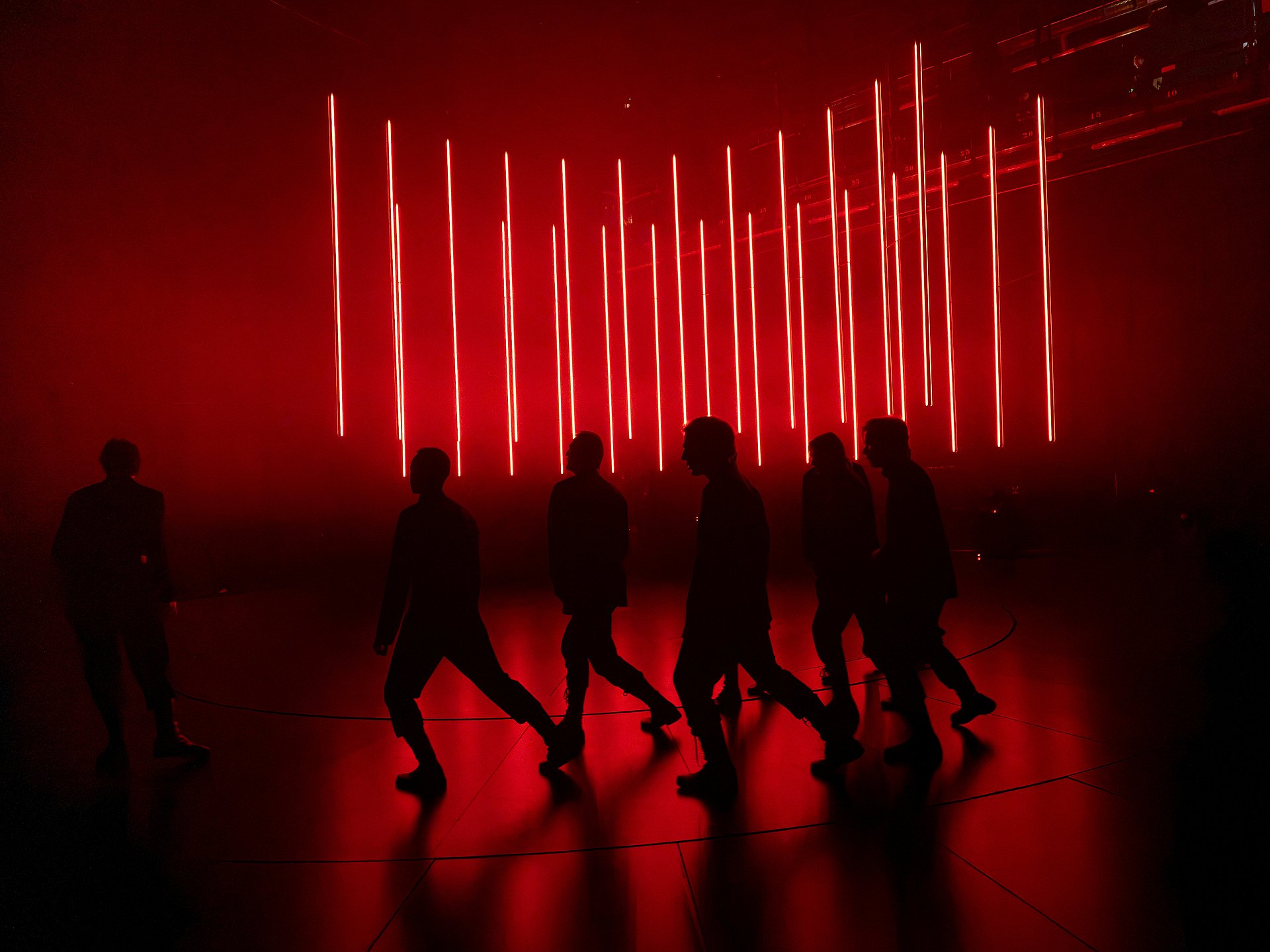 Szenenbild aus Aufführung, in rotes Licht getaucht