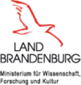 Logo z stylizowanym ptakiem w kolorze czerwonym, a pod nim napis: Kraj związkowy Brandenburgia. Ministerstwo Nauki, Badań Naukowych i Kultury