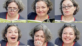 Frau mit grauen Haaren und Brille zeigt verschiedene Gesichtsausdrücke beim Lesen eines Buchs in sechs Nahaufnahmen