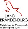 Logo mit stilisiertem Vogel in Rot, darunter der Text: Land Brandenburg. Ministerium für Wissenschaft, Forschung und Kultur