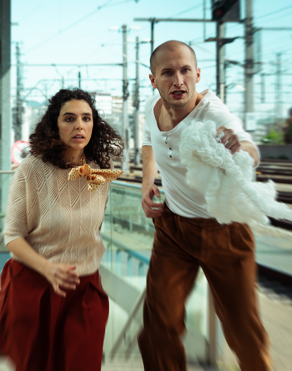 Schauspielerin und Schauspieler in ‚historischer’ Kleidung am Bahnhof